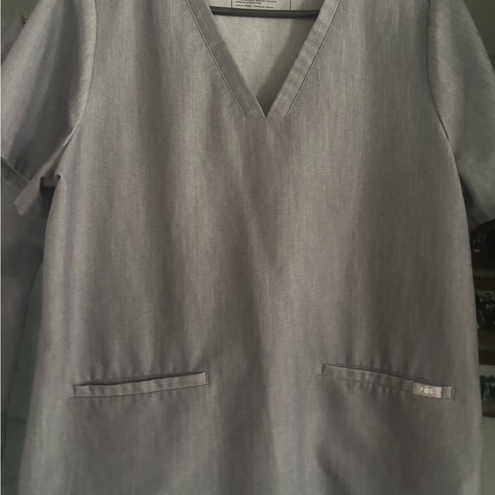 Figs Gray V-Neck Scrub Top/pants